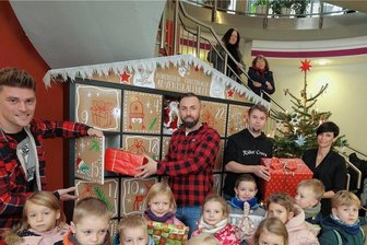 Rathaus Hohenstein-Ernstthal: Adventskalender in XXL-Format - Elf Kinder des Kindergartens Sonnenblume und die Sponsoren des Adventskalenders waren im Rathaus Hohenstein-Ernstthal.