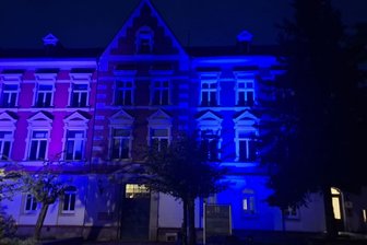 Rathaus im Erzgebirge leuchtet blau: Warum das für ME/CSF-Betroffene so wertvoll ist - Das Rathaus in Beierfeld leuchtet in der Nacht vom 12. Mai blau. Doch weshalb?