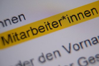 Rathaus im Erzgebirge verzichtet auf Gender-Stern und Co - Für das Stollberger Rathaus kommen Wortbinnenzeichen nicht in die Tüte.