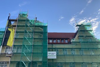 Rathaus im Vogtland bleibt bis Mitte Oktober eingerüstet: Diese Arbeiten werden erledigt - Die Arbeiten am Rathaus Schöneck sollen Mitte Oktober fertig sein.