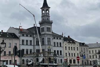 Rathaus im Vogtland: Darum war ein Kran-Einsatz erforderlich - Kran-Einsatz am Donnerstagmittag am Rathaus Oelsnitz.