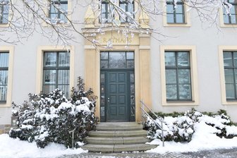 Rathaus Langenau: Verkaufen oder behalten? Stadt und Ortsteil sind uneins - Das Rathaus Langenau im Winter. Die Stadt Brand-Erbisdorf will es verkaufen. Einwohner sind dagegen.