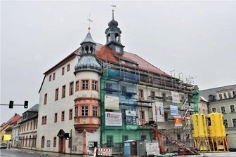 Rathaus Oederan zieht zurück ins Rathaus: Verwaltung eingeschränkt erreichbar - Unübersehbar: Die Baurabeiten am Oederaner Rathaus dauern auch im Januar 2022 an. Foto: Knut Berger