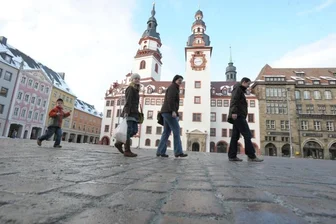 Rathaus-Pläne: Marktplatz - Baum ja, Brunnen nein - Eigentlich sollte dieses Jahr mit der Sanierung des Markt-Pflasters begonnen werden. Doch die geplanten 100.000Euro standen schließlich doch nicht zur Verfügung.