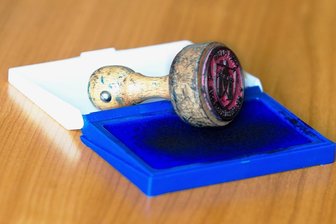 Rathaus Plauen: Verschwundenes Dienstsiegel wohl schon seit Jahren weg - Im Plauener Rathaus werden mehrere Dienstsiegel genutzt. Eines davon ist verschwunden - offenbar schon seit längerer Zeit. Der letztmalige Einsatz des betroffenen Stempels war wohl im Jahr 2003 erfolgt.