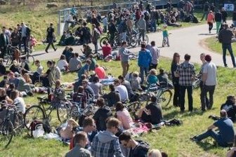 Rathaus prüft Eilverfahren für Spontan-Partys - Rund 500 Menschen versammelten sich am Sonntag nahe der Autobahnbrücke zu einer Party.