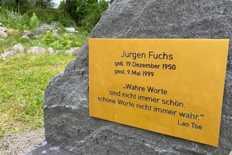 Rathaus Reichenbach erneuert Gedenkstein-Ultimatum - Ein Stadtrat hält dagegen - Erst Mitte Juni aufgestellt: Der Gedenkstein für DDR-Opfer und Bürgerrechtler Jürgen Fuchs im Garten des Reichenbacher Goethe-Gymnasiums. Auf Anweisung der Stadtspitze wird er wohl am Mittwoch entfernt.