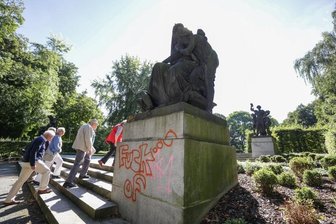 Rathaus soll neuen Platz für Schillingsche Figuren suchen - Beschmierte Schillingsche Figuren