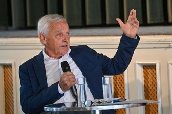 Rathaus, Theater, Kulturhauptstadt: So kritisch blickt Ex-OB Peter Seifert auf das Chemnitz von heute - Kam als Seiteneinsteiger ins Rathaus und erhält von den Chemnitzerinnen und Chemnitzern bis heute viel Anerkennung: Peter Seifert, Oberbürgermeister von 1993 bis 2006.