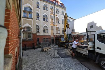 Rathaus Werdau: Fluchttreppe wird teuer - An der Rückseite des Rathauses wird derzeit eine Treppe angebaut. Der Denkmalschutz hat die Maßnahme abgesegnet.