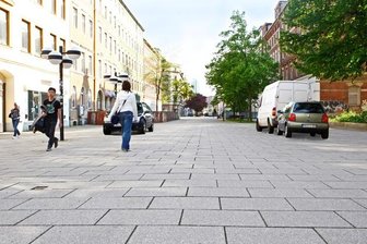 Rathaus will Autos auf dem gesamten Brühl - Autos auf dem gesamten Brühl - das sehen die Pläne der Stadt vor. Wer in einem Laden entlang der Straße einkaufen will, soll die Möglichkeit erhalten, dort auch mit dem eigenen Wagen vorzufahren.