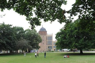 Rathaus will Ballspielen im Stadthallenpark verbieten -