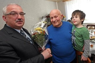 
              <p class="artikelinhalt">Der fleißigste Bürgermeister in Westsachsen: Steffen Ludwig aus Reinsdorf beglückwünschte am Montag Kurt Weinhold zum 89. Geburtstag. Dessen Enkel Lukas (4) hatte dem Opa natürlich schon vorher gratuliert. </p>
            