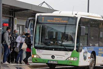 Rathauspläne in Hohenstein-Ernstthal: Im Sommer freie Fahrt in den Stadtbussen - Die Stadtbuslinie 1 hält auch am Hohenstein-Ernstthaler Bahnhof. Im Sommer soll auf beiden Stadtbuslinien die Fahrt mit dem Bus wieder kostenlos sein. Das Angebot der Stadt soll mehr Leute in die Innenstadt locken.