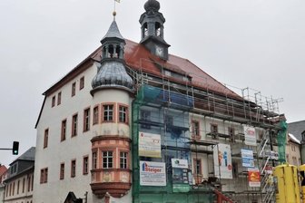 Rathaussanierung: Jetzt geht es innen weiter - Noch ist das Oederaner Rathaus eingerüstet. Nun sollen die alten Bleiglasfenster, zum Beispiel im Erker, aufgearbeitet werden.