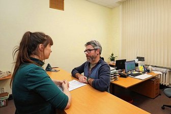 Rathaussanierung: Werdau muss in die Reservekasse greifen - Christian Forchheim, Fachdienst Mahnwesen, konnte wieder in sein Büro umziehen. Hier im Gespräch mit Stadtsprecherin Anja Kurze.