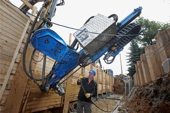 Rathausstraße im Callenberger Ortsteil Falken über Winter wieder offen - Bachmauerbau in Falken. Foto: Andreas Kretschel