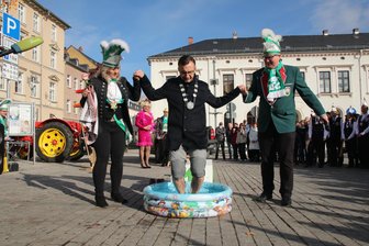 Rathaussturm: Neuer Bürgermeister im Vogtland besteht närrische Bewährungsproben - 