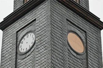 Rathausuhr von Rochlitz zeigt noch immer keine Zeit an - An der Rochlitzer Rathausuhr fehlen noch immer die neuen Ziffernblätter und die Zeiger. 