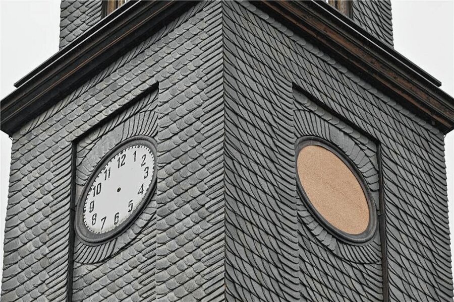 Rathausuhr von Rochlitz zeigt noch immer keine Zeit an - An der Rochlitzer Rathausuhr fehlen noch immer die neuen Ziffernblätter und die Zeiger. 