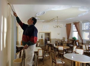 Ratskeller empfängt im Advent wieder Gäste - 
              <p class="artikelinhalt">Handwerker des Malerbetriebs SMB Axel Biela renovieren den kleinen Ratssaal.</p>
            