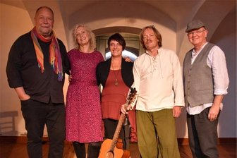 Ratskeller Hainichen: Holderfolk holt Kokott mit auf die Bühne - Gemeinsam mit Jörg Kokott (l.) hat Holderfolk schon mal im Kastanienhof-Theater in Reichenau bei Frauenstein musiziert.