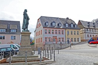 Ratskeller Hartenstein: Wiedereröffnung im nächsten Jahr? - Hartensteiner Markt: Vorn das Paul-Fleming-Denkmal, rechts dahinter der Ratskeller, den die Stadt saniert.
