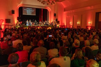 Ratskeller-Konzerte mit halber Saal-Kapazität: Wer Karten will, muss jetzt schnell sein - Die Konzerte der Musikschule Rodewisch sind immer bestens besucht. Weil derzeit nur 199 Gäste in den Saal dürfen, hat die Musikschule eine andere Lösung gefunden.