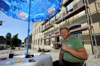 Ratskeller Netzschkau: Die lange Suche nach einem Investor - Ein Foto aus besseren Tagen. 2016 hatte es noch so ausgesehen, als ob Detlef Schiller dem Netzschkauer Ratskeller neues Leben einhauchen könnte. Doch diese Hoffnungen sind längst verflogen.