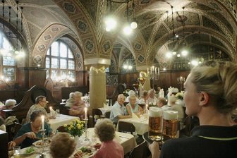 Weinstube im Ratskeller: Das Restaurant im Untergeschoss des Rathauses muss Anfang Juni schließen, weil Bauarbeiten anstehen. 