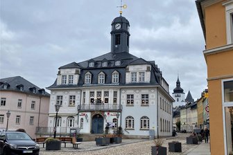 Ratskeller Schwarzenberg wird weiter saniert: Stadt schreibt Arbeiten für gut 800.000 Euro aus - Der Ratskeller in Schwarzenberg. An den im April beginnenden Sanierungsarbeiten im und am Haus sind viele Gewerke beteiligt. Wird für sie der Markt zeitweise umfunktioniert?