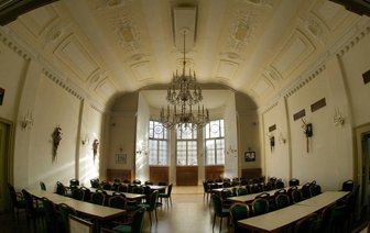 Ratskeller: Zwei Eisen im Feuer - 
              <p class="artikelinhalt">Der Saal bot zuletzt den festlichen Rahmen für die abschließende Stadtratssitzung 2008 und eine Silvesterfeier. Nun wartet er - wie der ganze, vor gut 100 Jahren gebaute Ratskeller - auf einen neuen Pächter.</p>
            