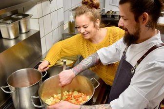 Ratsstube Limbach-Oberfrohna: Mit vier Gängen in den Guide Michelin - Antje und Ronny Pester, Inhaber der "Ratsstube" in Limbach-Oberfrohna, haben es mit ihren modernen und saisonalen Gänge-Menüs in den Guide-Michelin geschafft.