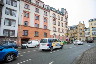 Ratten, Müll und Zuständigkeitshickhack: Plauens Bevölkerung nimmt Behörden in die Pflicht - Nach der Entmüllung ist vor der Entmüllung: Ein vom Hauseigentümer beauftragter Handwerker ist am Dienstag mit einem weißen Caddy am Haus Alleestraße 2 vorgefahren. Die Paderborner Firma Koch & Partner räumt ein, dass es um die Immobilie von Beginn an Ärger gab. Auch mit den Ämtern - kein Miteinander. Wie geht es weiter?