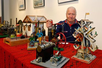 Ratternde Mini-Maschinen und ein Feuerwehreinsatz im Textil- und Rennsportmuseum in Hohenstein-Ernstthal - Jens Römisch mit seinen Dampfmaschinen und historischem Blechspielzeug.