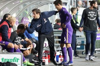 Ratzfatz in eine andere Welt - Die Stärken stärken. Im knappen Spiel gegen Sandhausen war FCE-Cheftrainer Hannes Drews als Motivator gefragt.