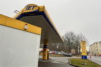 Raub in Jet-Tankstelle in Zwickau: Täter zückt Messer und flüchtet mit Bargeld - Die Polizei hat Ermittlungen nach einem Raubüberfall auf die Jet-Tankstelle in Zwickau aufgenommen.