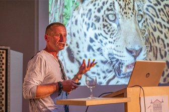 Raubtierexperte Jörg Gräser zur Suche in Berlin: "Ich bin mir nicht sicher, ob das wirklich ein Löwe ist" - Jörg Gräser hat im Juni in Limbach-Oberfrohna einen Vortrag gehalten. Die Veranstaltung am Tierpark kam durch den ehemaligen Cheftierarzt des Leipziger Zoos zustande, Klaus Eulenberger. Der Professor und Gräser kennen sich seit mehr als dreißig Jahren. 