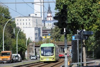 Raubüberfälle rund um den Stadtpark - An der Stollberger Straße im Stadtteil Kapellenberg entrissen unbekannte Täter einer 88-jährigen Frau im Dunkel die Handtasche. Sie und ihr 89-jähriger Begleiter stürzten und mussten ins Krankenhaus. Bereits in den Tagen zuvor hatten sich rund um den Stadtpark ähnliche Vorfälle ereignet.