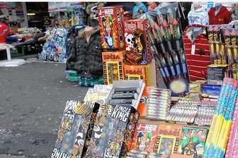 Raubüberfall an der tschechischen Grenze: Tatverdächtige stellen sich selbst - Der Raubüberfall ereignete sich bei einem tschechischen Asia-Markt am Grenzübergang bei Jöhstadt. Die Täter stahlen Zigaretten, Böller sowie eine Kasse mit Bargeld.
