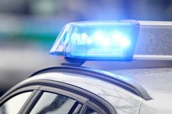Raubüberfall: Unbekannte schlagen mit Holzlatte auf Mann ein - 