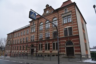 Rauch: Alarm an Schule im Vogtland - Zu einem Feuerwehreinsatz kam es am Freitagmittag an der Zentralschule Adorf.