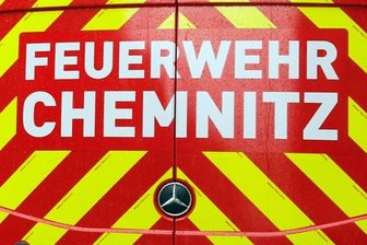 Rauch am Autobahnkreuz - Auto in Flammen -