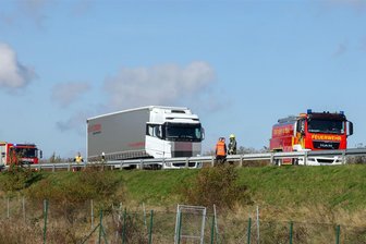 Rauch auf der A 4 zwischen Glauchau und Hohenstein-Ernstthal sorgt für Feuerwehreinsatz: Das war der Grund - Nach einem Reifenplatzer gab es eine starke Rauchentwicklung, die für den Feuerwehreinsatz gesorgt hat.