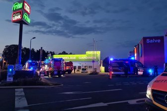 Rauch aus dem Dach des Zwickauer TTM-Marktes? Feuerwehreinsatz wegen defekter Werbetafel - 