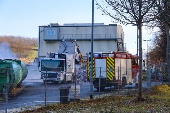Rauch aus dem Laderaum: Müllfahrzeug-Brand löst Feuerwehr-Einsatz im Erzgebirge aus - Zu einem Brand in einem Müllfahrzeug ist die Feuerwehr in Aue am Mittwoch alarmiert worden.