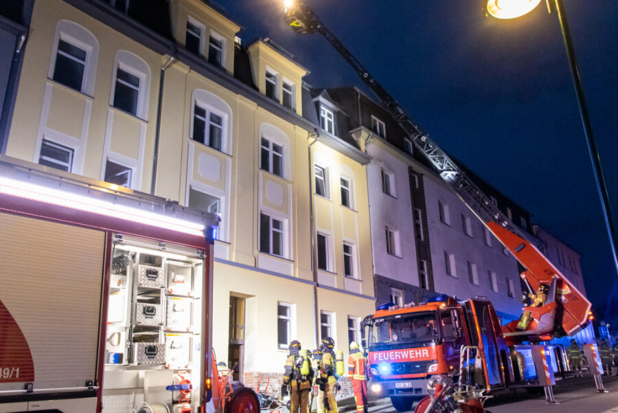 Rauch aus Wohnhaus: Feuerwehr in Stollberg im Einsatz - An der Lutherstraße in Stollberg rückte am Dienstagabend die Feuerwehr an.