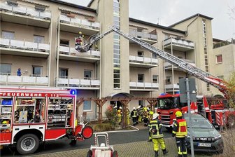 Rauch aus Wohnung in Saupersdorf: Feuerwehren rücken an - In den Kirchberger Ortsteil Saupersdorf in die dortige Burkersdorfer Straße sind am Freitagabend zahlreiche Feuerwehren ausgerückt. In einer Wohnung in einem Mehrfamilienhaus kam es zu einer Rauchentwicklung.