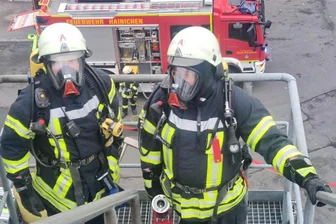 Rauch im Gewerbegebiet Hainichen: Feuerwehr rückt aus - Die Feuerwehr Hainichen rückte am Mittwoch zu einem Schwelbrand mit der Drehleiter aus.