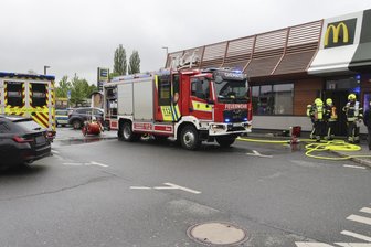 Rauch in der Toilette: McDonald‘s in Chemnitz evakuiert - Gegen 15 Uhr rückten Polizei, Rettungsdienst und Feuerwehr zum McDonald’s-Restaurant an der Sachsen-Allee aus.